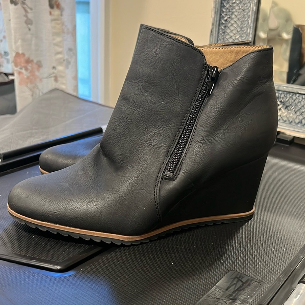 SOUL Naturalizer Hudson Black Faux Leather Zip Wedge Ankle Booties Woman’s